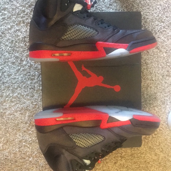 Black/University Red, Air Jordan 5 Retro (size 11) - Picture 3 of 3